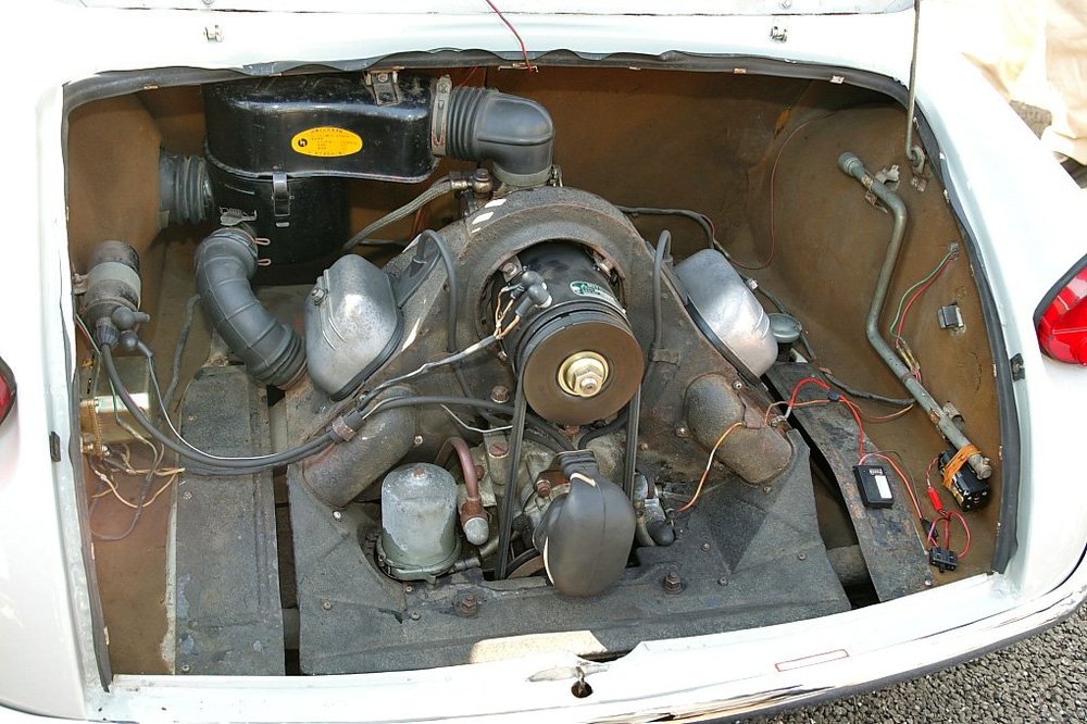 Mazda_R360_Coupe_V-twin_engine_003.JPG