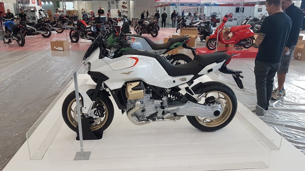 V100 weiss Intermot.jpg